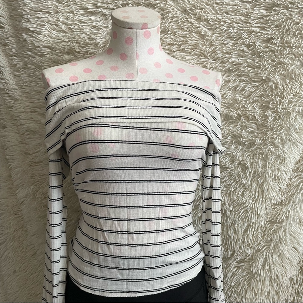 Charlotte Russe‎ Off shoulder long sleeve